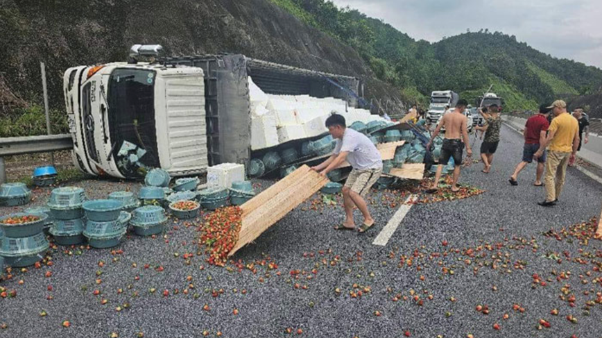 Xe tai cho hoa qua lat tren cao toc Noi Bai - Lao Cai - Hinh anh 1