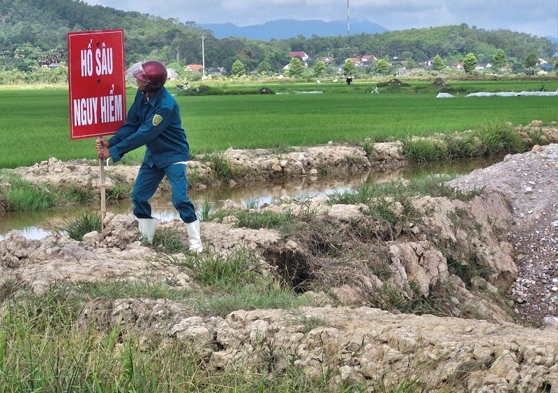 Ha Tinh: lap dat canh bao nguy hiem tren cong truong cao toc Bac - Nam - Hinh anh 1