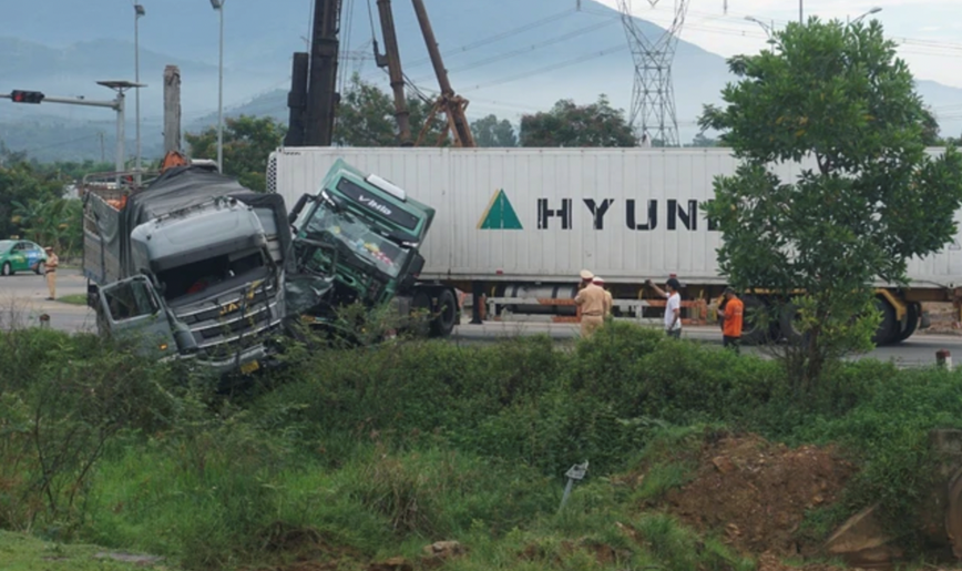 O to dau keo mat lai, dam vao xe tai tren tuyen ham Hai Van - Tuy Loan - Hinh anh 1