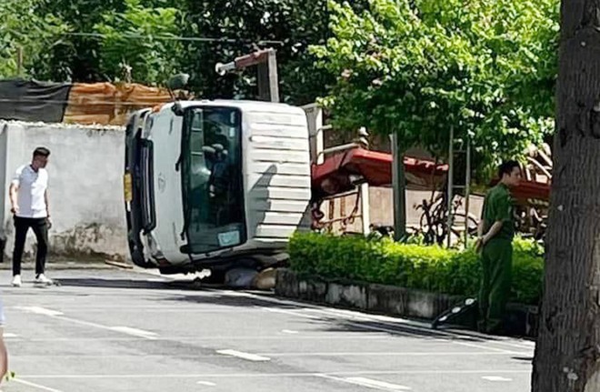 Ha Noi: Xe can cau bat ngo bi lat, 1 nguoi tu vong - Hinh anh 1