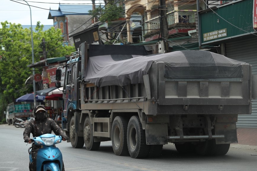 Ha Noi: Hang loat xe tai chay i, chong doi luc luong chuc nang - Hinh anh 11