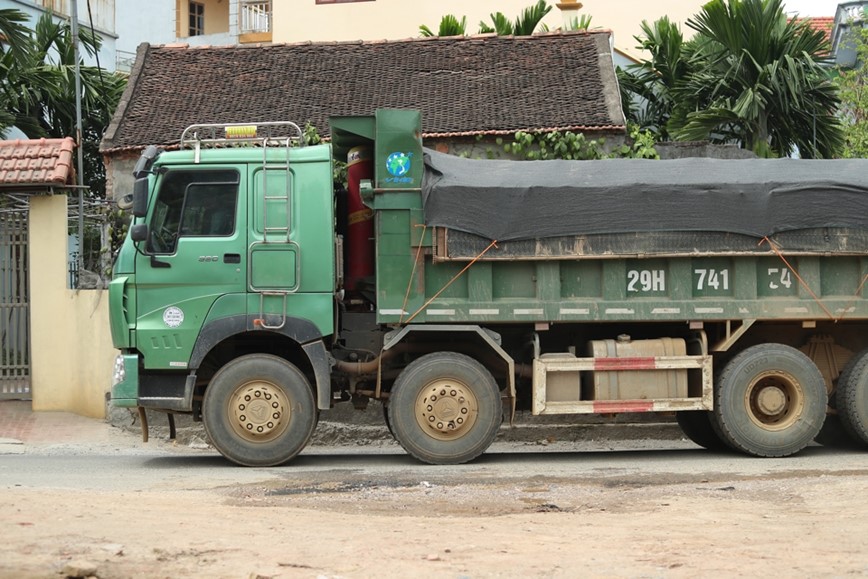 Ha Noi: Hang loat xe tai chay i, chong doi luc luong chuc nang - Hinh anh 10