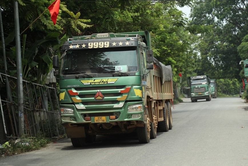 Ha Noi: Hang loat xe tai chay i, chong doi luc luong chuc nang - Hinh anh 1