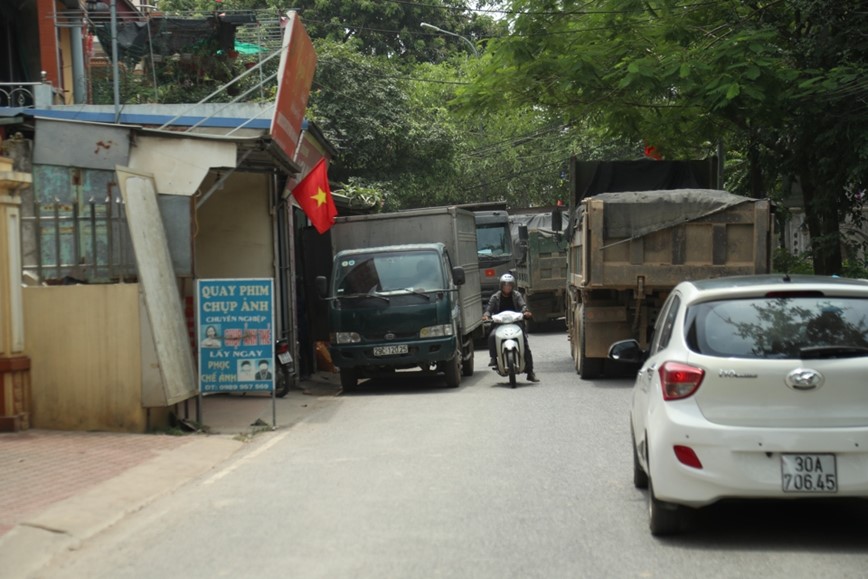 Ha Noi: Hang loat xe tai chay i, chong doi luc luong chuc nang - Hinh anh 5