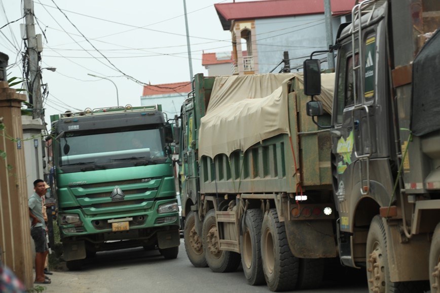 Ha Noi: Hang loat xe tai chay i, chong doi luc luong chuc nang - Hinh anh 4