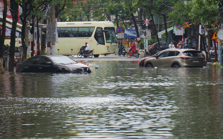 Dieu khien o to qua vung ngap nuoc can luu y gi? - Hinh anh 1