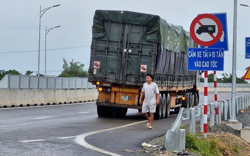 Cao toc Dien Chau- Bai Vot: xe tai trong nang “vuot” bien cam luu thong - Hinh anh 2