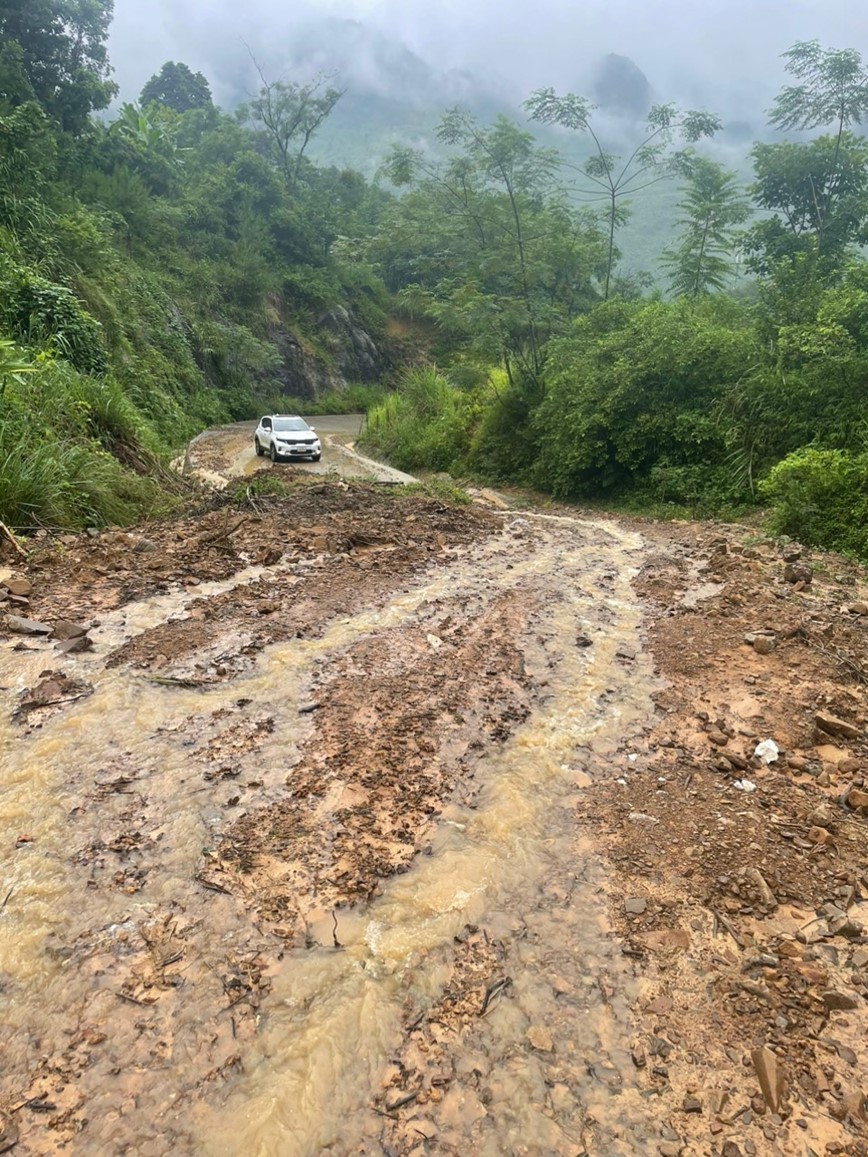 CSGT ho tro nguoi dan tai cac tuyen duong bi sat lo - Hinh anh 6