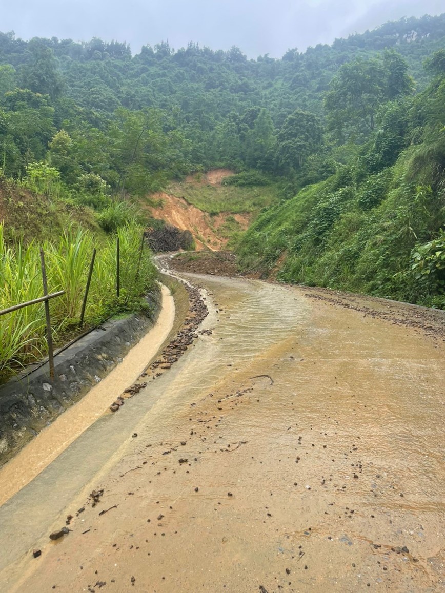 CSGT ho tro nguoi dan tai cac tuyen duong bi sat lo - Hinh anh 5