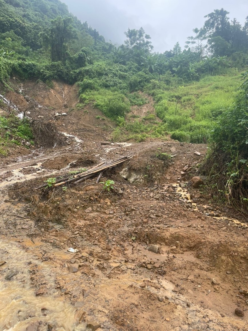 CSGT ho tro nguoi dan tai cac tuyen duong bi sat lo - Hinh anh 4