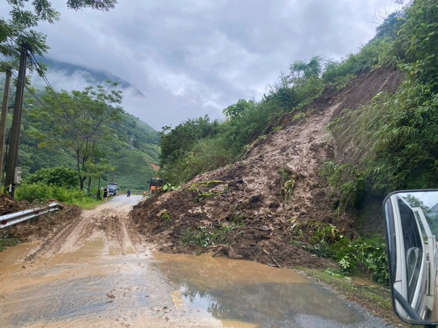 CSGT ho tro nguoi dan tai cac tuyen duong bi sat lo - Hinh anh 1