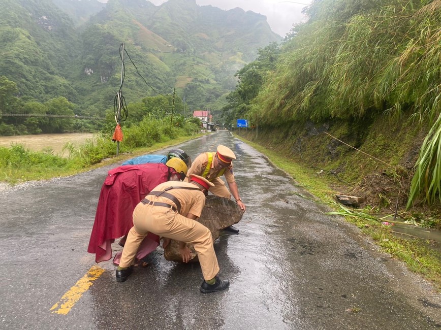 CSGT ho tro nguoi dan tai cac tuyen duong bi sat lo - Hinh anh 2