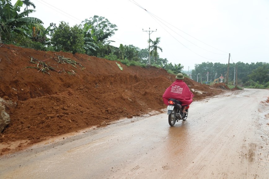 Can som khac phuc bat cap trong thi cong duong tinh 414C tai Ba Vi - Hinh anh 7