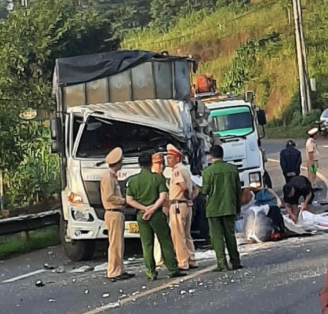 Va cham voi xe tai, xe khach mat lai lao xuong muong - Hinh anh 2