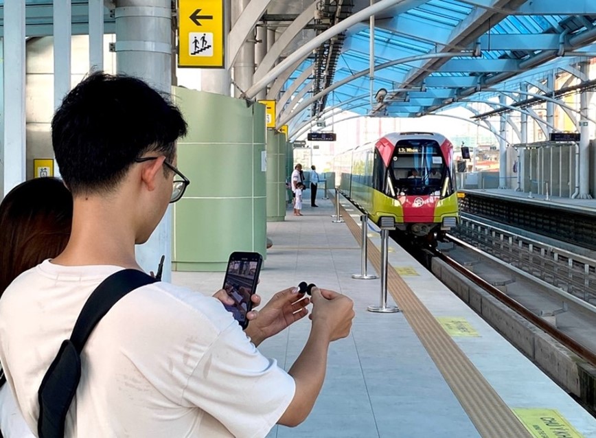 Hanoi Metro: Diem check in moi dip cuoi tuan, ngam nhin mot Ha Noi tren cao - Hinh anh 6