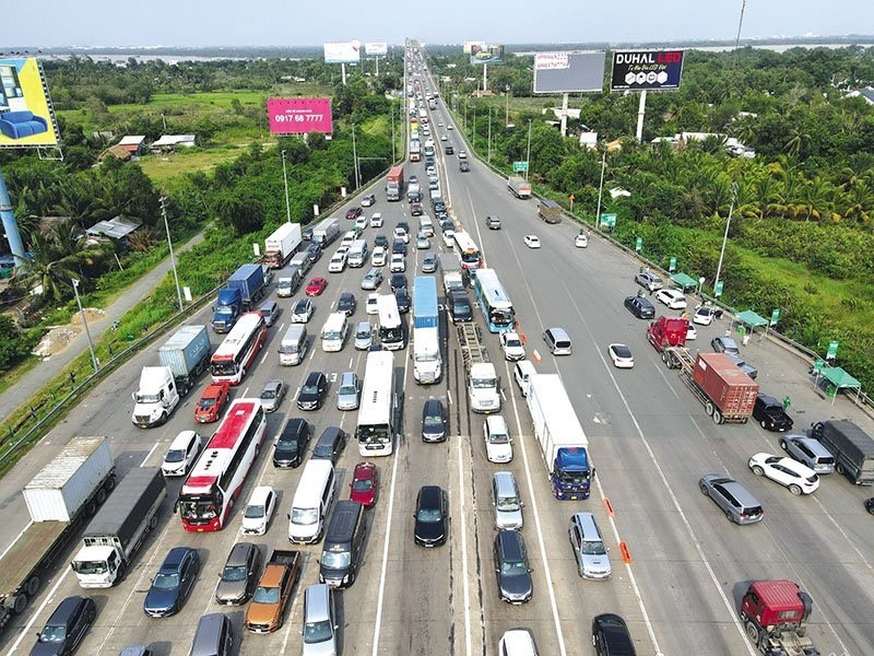 De xuat cam xe tai trong lon vao cao toc Long Thanh ngay cuoi tuan, le tet - Hinh anh 1