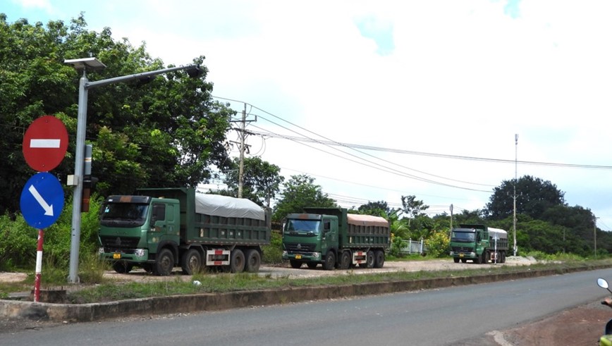 Xe tai coi noi thung, cho qua trong luong chua duoc xu ly - Hinh anh 1