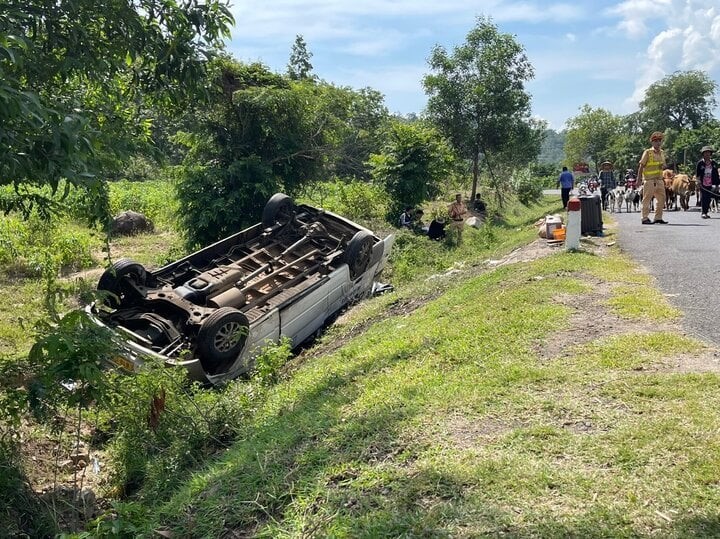 Lat xe khach tren quoc lo 25 khien 1 nguoi tu vong - Hinh anh 1