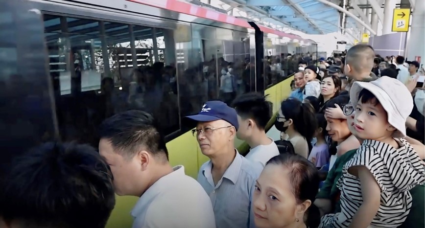 Duong sat Nhon-Ga Ha Noi: San luong tuan dau tien gap doi tuyen Cat Linh-Ha Dong - Hinh anh 1