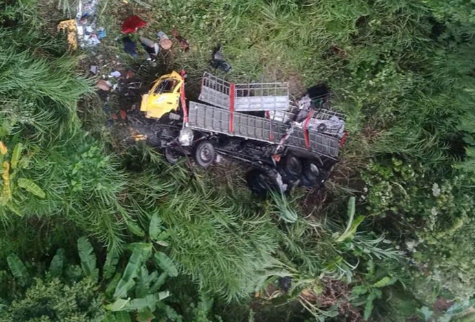 Xe tai lao xuong vuc sau tren cao toc Ha Noi - Lao Cai - Hinh anh 1