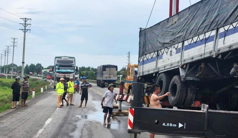 No luc giai cuu xe tai bi lat nghieng duoi ruong lua - Hinh anh 2