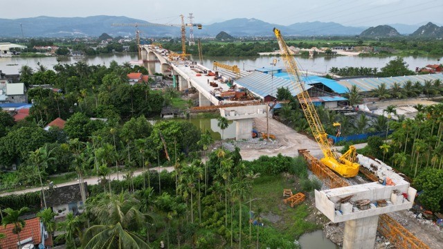 Nha thau mong som co mat bang de thi cong cau Lai Xuan dung tien do - Hinh anh 5