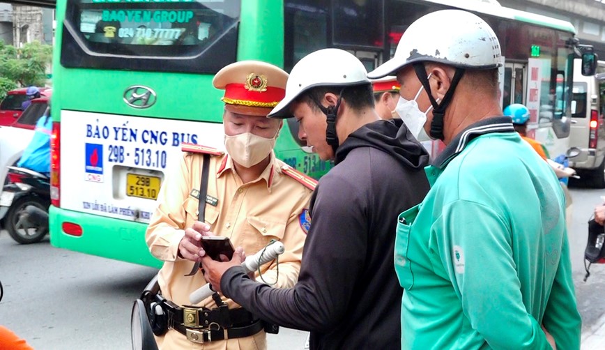 Canh sat giao thong co the tam giu va tuoc giay to tren ung dung VneID - Hinh anh 1