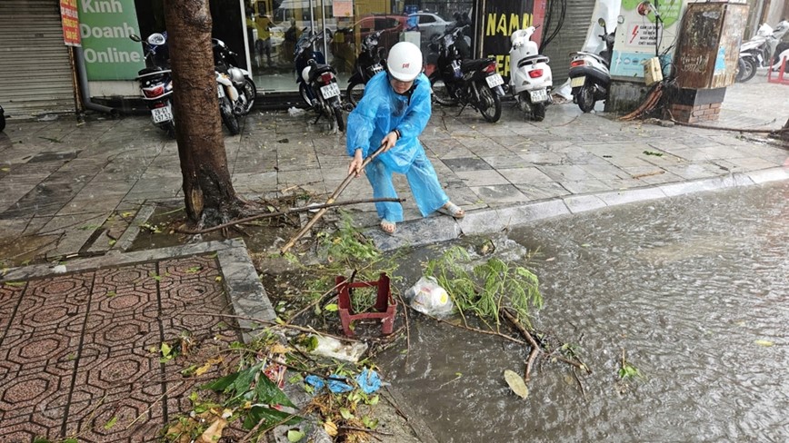 Ha Noi: mua to, gio lon gay do cay, ngap nhe tai mot so tuyen pho - Hinh anh 11