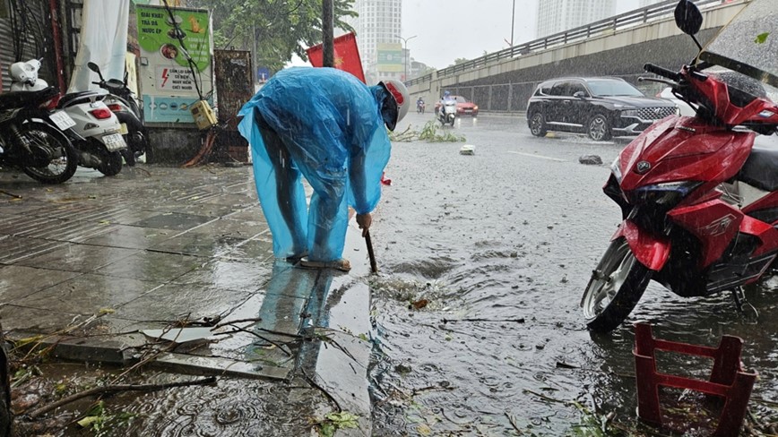 Ha Noi: mua to, gio lon gay do cay, ngap nhe tai mot so tuyen pho - Hinh anh 12