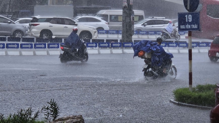 Ha Noi: mua to, gio lon gay do cay, ngap nhe tai mot so tuyen pho - Hinh anh 9