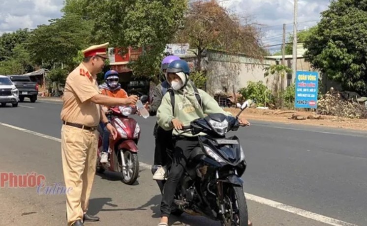 CSGT Binh Phuoc lam tot cong tac ho tro nguoi dan ve que dip Quoc khanh - Hinh anh 2