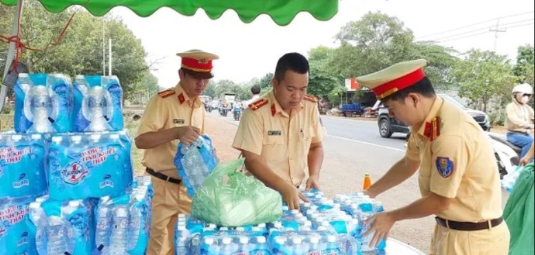 CSGT Binh Phuoc lam tot cong tac ho tro nguoi dan ve que dip Quoc khanh - Hinh anh 1