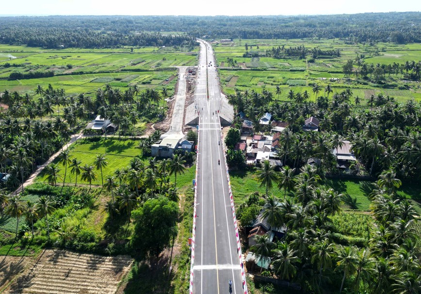 Binh Dinh khanh thanh tuyen duong ket noi truc ven bien voi cao toc Bac - Nam - Hinh anh 2