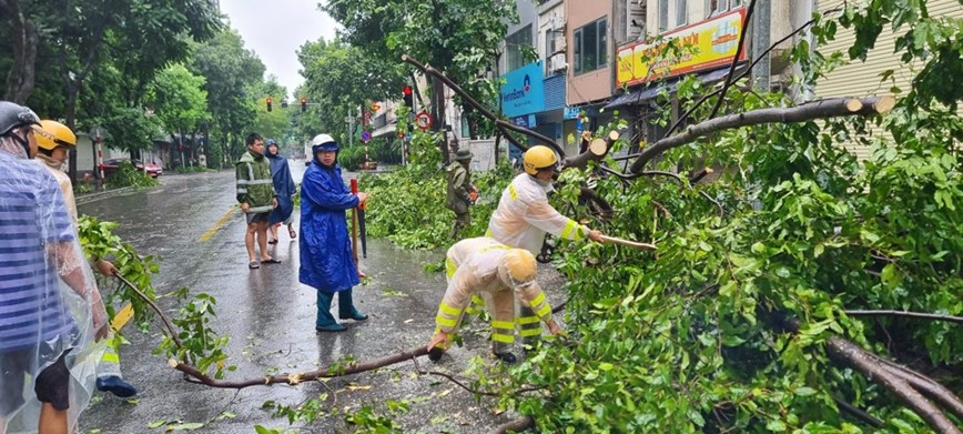 Cong an Ha Noi: chu dong bien phap ung pho bao, dam bao an toan giao thong - Hinh anh 4