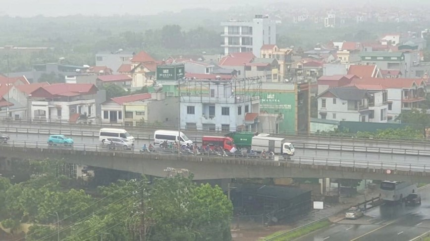 Ha Noi: doan xe o to di cham giup xe may tranh bao tren cau Nhat Tan - Hinh anh 1