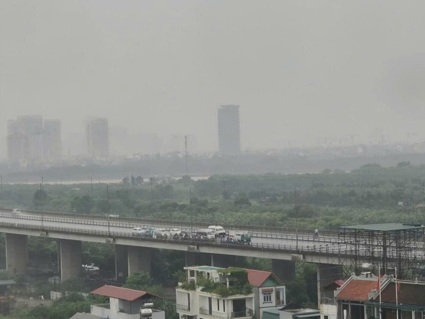 Ha Noi: doan xe o to di cham giup xe may tranh bao tren cau Nhat Tan - Hinh anh 2