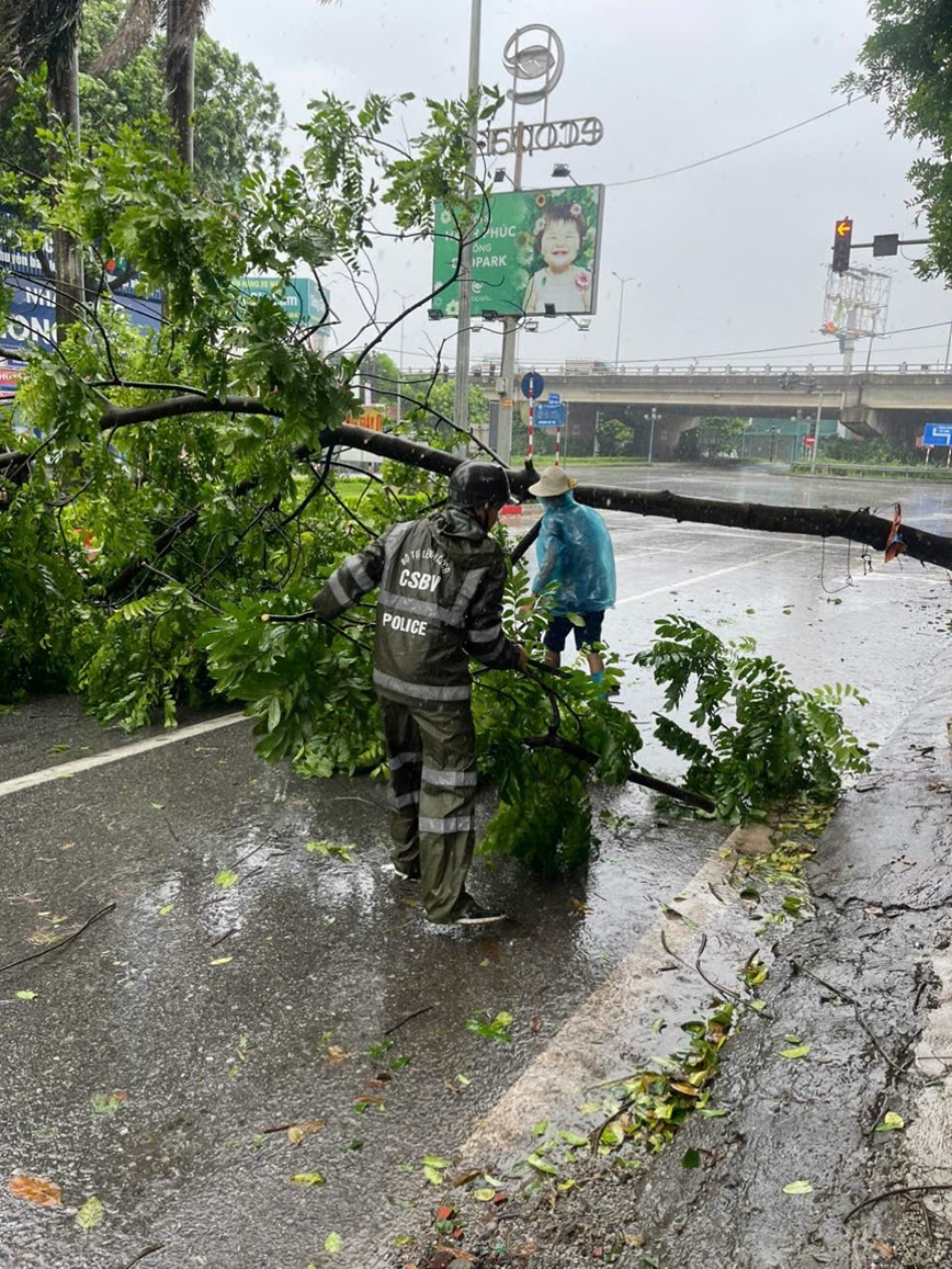 Cong an Ha Noi: chu dong bien phap ung pho bao, dam bao an toan giao thong - Hinh anh 8