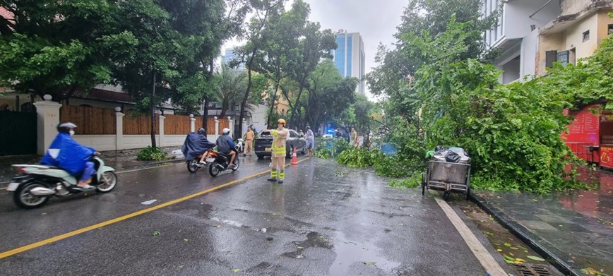 Cong an Ha Noi: chu dong bien phap ung pho bao, dam bao an toan giao thong - Hinh anh 3