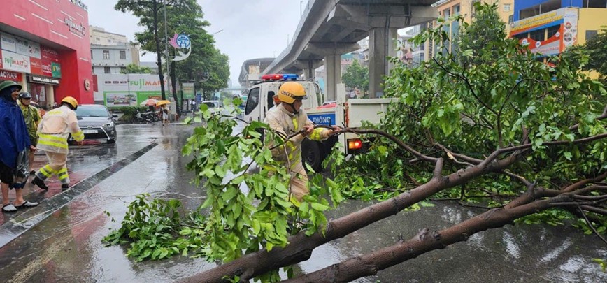 Cong an Ha Noi: chu dong bien phap ung pho bao, dam bao an toan giao thong - Hinh anh 2