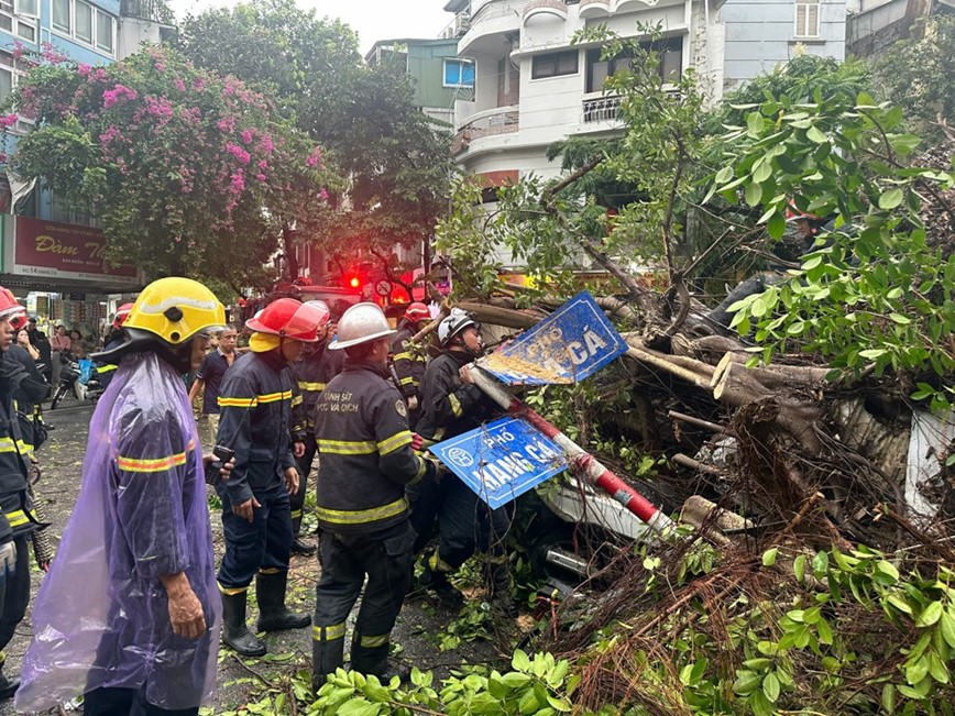 Cong an Ha Noi: chu dong bien phap ung pho bao, dam bao an toan giao thong - Hinh anh 5