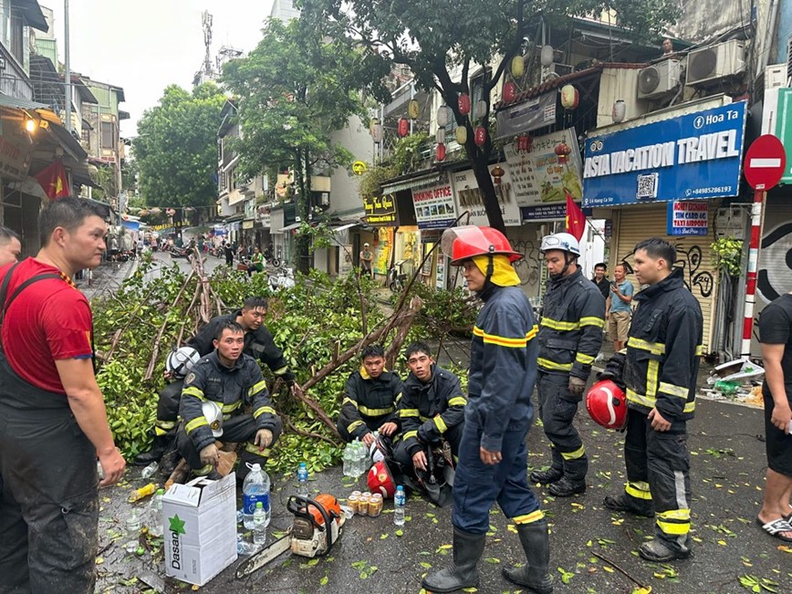 Cong an Ha Noi: chu dong bien phap ung pho bao, dam bao an toan giao thong - Hinh anh 6