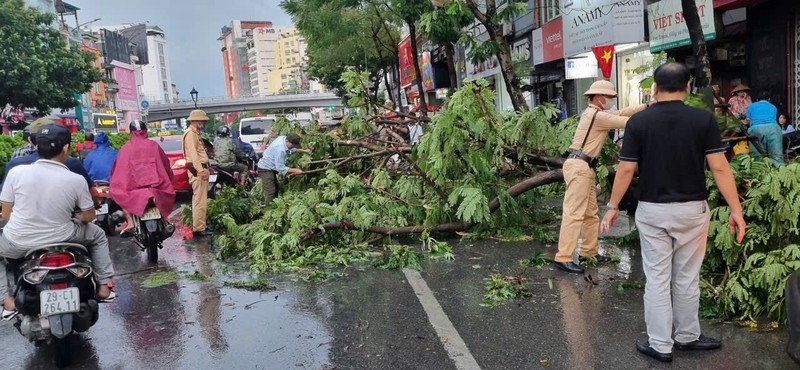 Cong an Ha Noi: chu dong bien phap ung pho bao, dam bao an toan giao thong - Hinh anh 7