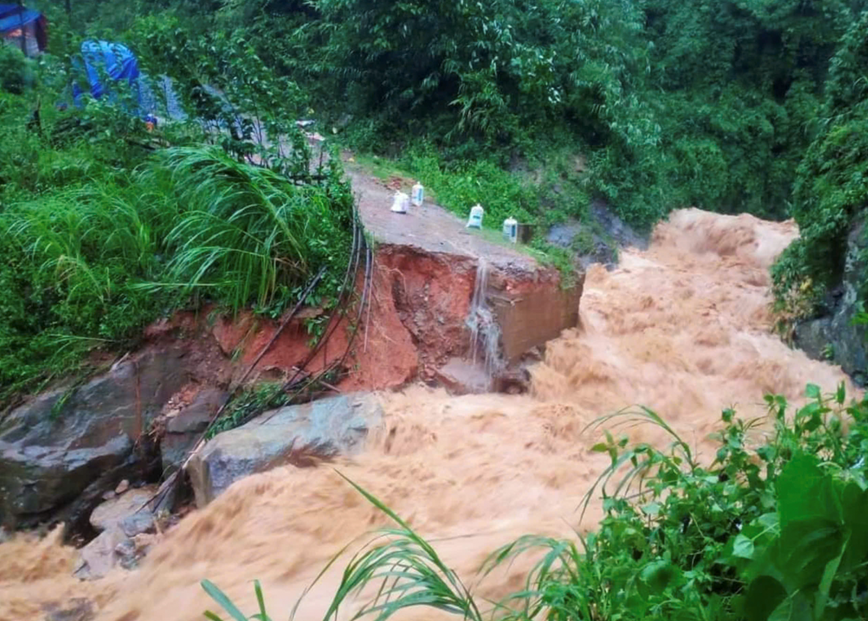 Hang loat tuyen duong bi sat lo, giao thong te liet do hoan luu bao Yagi - Hinh anh 1