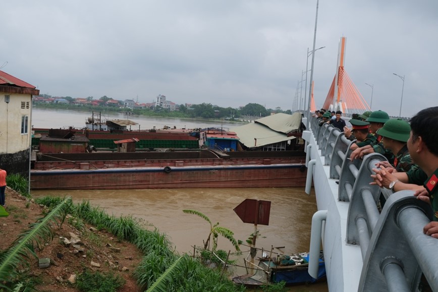 Giai quyet xong su co nhieu tau thuyen mac ket tai cau Vinh Phu - Hinh anh 4