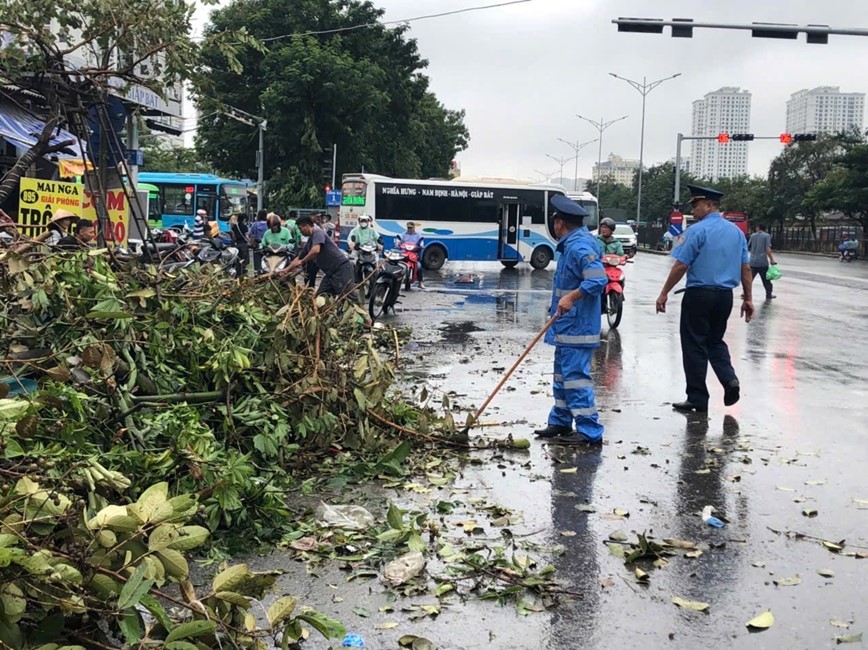 Ha Noi: Thanh tra GTVT huy dong phuong tien dua nguoi dan qua cac diem ngap ung - Hinh anh 4