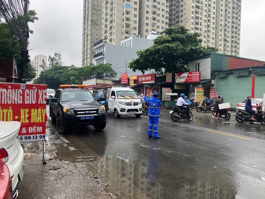 Ha Noi: Thanh tra GTVT huy dong phuong tien dua nguoi dan qua cac diem ngap ung - Hinh anh 6