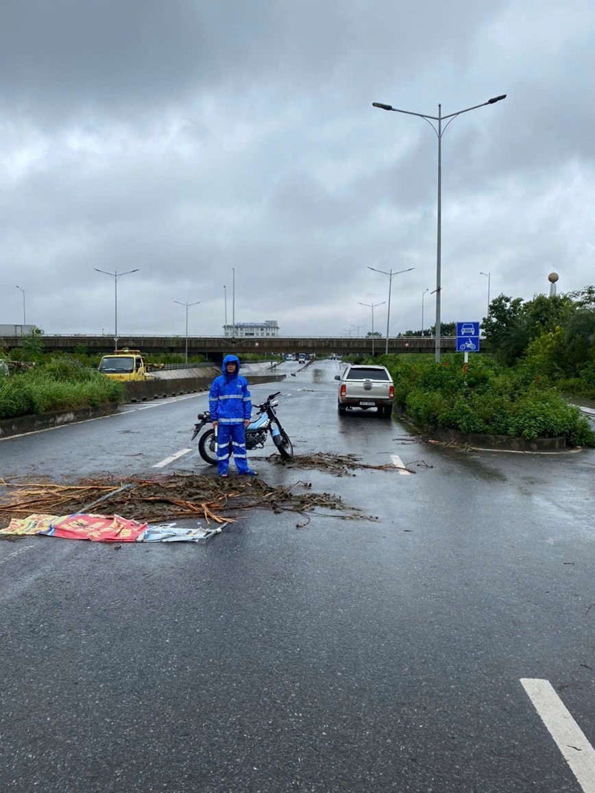 Ha Noi: Thanh tra GTVT huy dong phuong tien dua nguoi dan qua cac diem ngap ung - Hinh anh 5