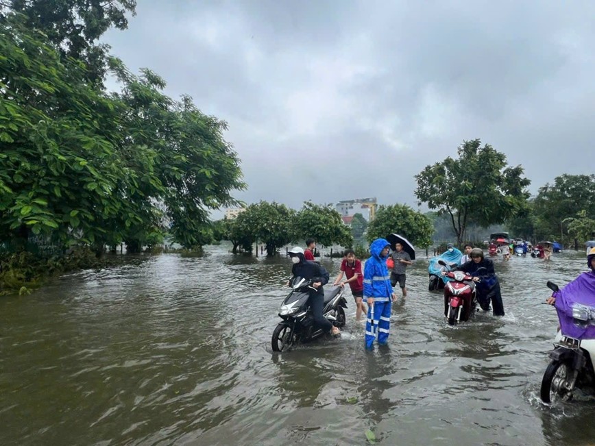 Ha Noi: Thanh tra GTVT huy dong phuong tien dua nguoi dan qua cac diem ngap ung - Hinh anh 1