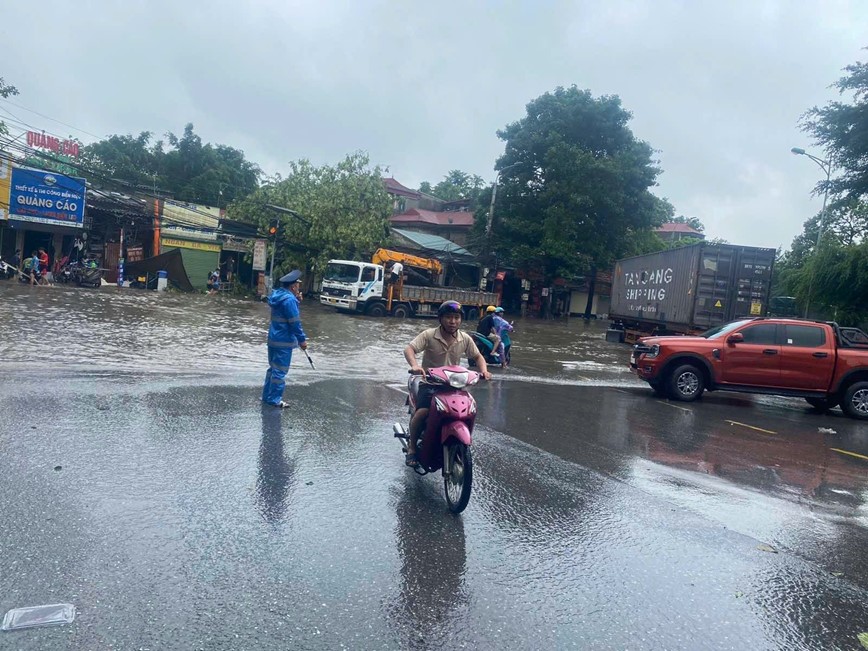 Ha Noi: Thanh tra GTVT huy dong phuong tien dua nguoi dan qua cac diem ngap ung - Hinh anh 2