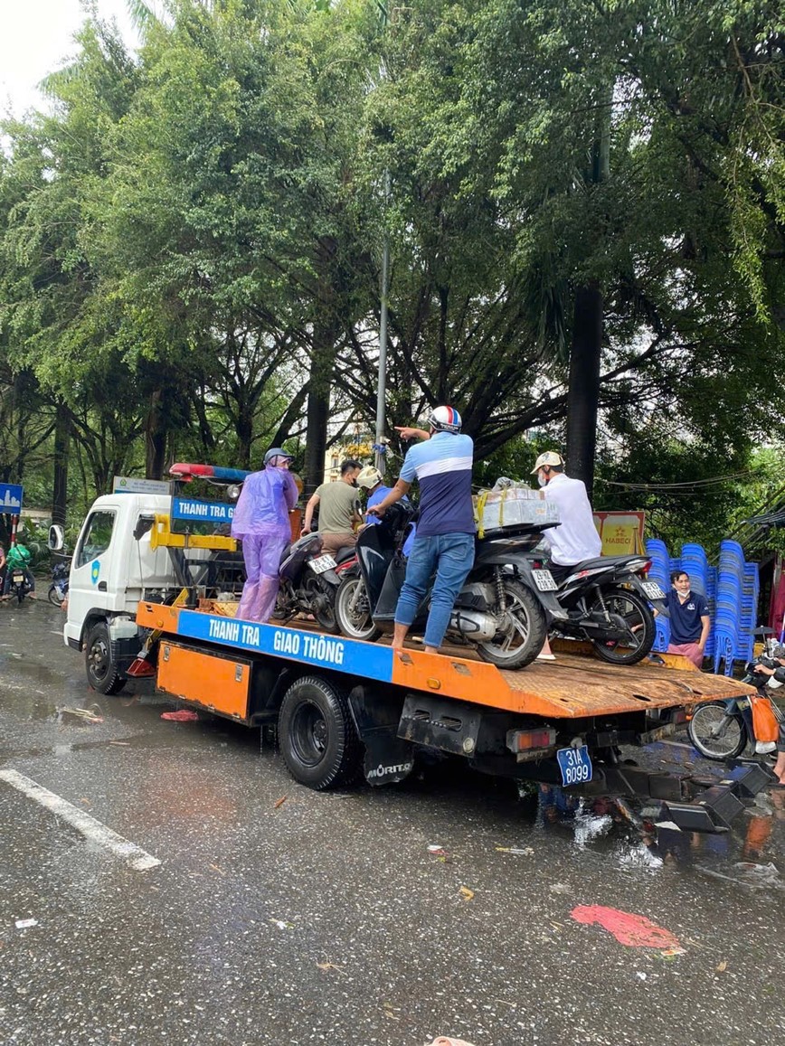 Ha Noi: Thanh tra GTVT huy dong phuong tien dua nguoi dan qua cac diem ngap ung - Hinh anh 3